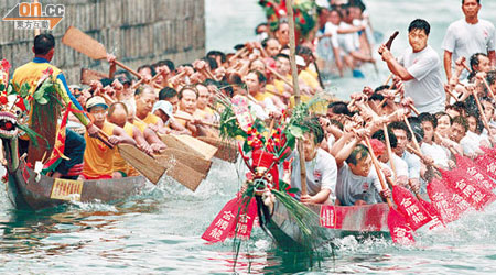 有別於其他地區的比賽，香港仔的龍舟競渡屬大龍賽，氣氛激烈。