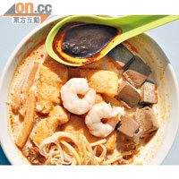 香而不辣的咖喱湯配上豬紅及蝦肉等豐富配料，令大肥龍咖喱麵闖出名堂，RM3.6（約HK$8）。