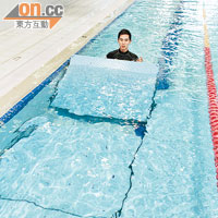 學校會為初學游泳者用板墊高泳池，學得安全又放心。