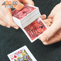 Magic Cartoon Card <BR>又名「小鬼找牌」，印在牌背的卡通魔術師會出奇地找出你所想的紙牌。售價：約$50