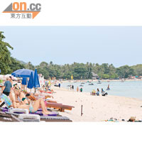 查汶海灘是蘇梅島上最熱鬧的海灘，每天都聚集大批戲水客。