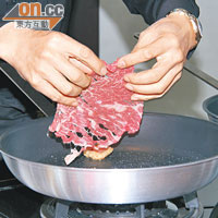 用牛肉脂肪代替一般生油爆炒配料，油香更重。
