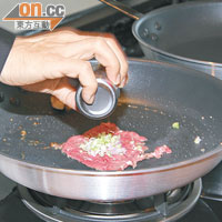 牛肉薄片只需輕煎至變色僅熟，保持嫩滑口感。