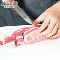 美味格言<BR>牛胸腹肉切成1吋方塊，在烹煮時更快變腍。