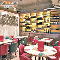 敞大的用餐區以紅、白、綠3色為主調，意國風情表露無遺。