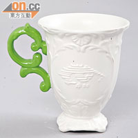 杯身刻上浮雕似的花紋，杯耳則採用翠綠色調，點綴了整隻杯子的白。$238（e）