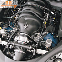 置放在車頭的一台4.2 V8自然吸氣引擎，能在瞬間觸發400bhp馬力。