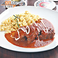 Veal Goulash　$188<BR>美國小牛膝經甜椒粉、洋葱、雜菜及百里香等炆足2小時，肉質極腍；煙韌的手工蛋麵配濃惹肉汁，吃到碟底朝天。