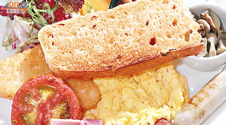 All Day Big Breakfast $95<br>英式經典，有香滑炒蛋、茄汁豆、香腸、烤番茄和煙肉，加上芝士、薯餅和炒蘑菇，超豐富！