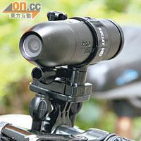 Bullet HD Pro 1080p附有配件安裝於單車之上。