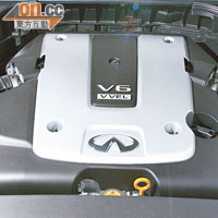 跟日產370Z採用同一台3.7公升V6引擎，320hp馬力瞬間爆發。