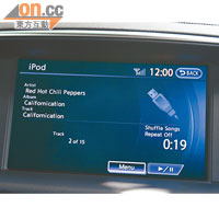 中控台頂端屏幕可操控如Music Box等配備外，亦可顯示後車情況。
