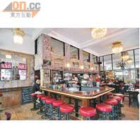 Odeon是間百年Cafe，店內還有大大塊招牌寫到明。