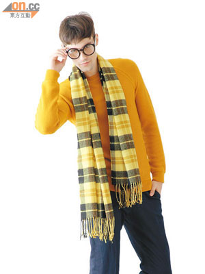 黑色粗框眼鏡 $69.9、黃×黑色格仔圍巾 $99、黃色針織上衣 $249、藍色西褲 $399、黃色尖頭布鞋 $149