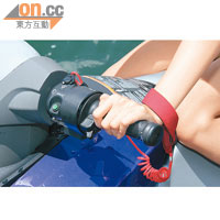 PWC的操控桿備有安全繩，當駕駛者跌落海時，安全繩鬆脫會自動關閉引擎。