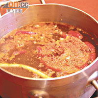 麻辣鍋底用料十足，更可以額外添加辣油！香辣一品鍋售¥13（約HK$16）。