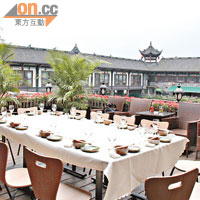 在古城第一酒家的大陽台上用餐，可以眺望岷江和啤酒長廊的夜色。