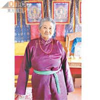 寺內有穿上傳統蒙古服的婆婆打理。