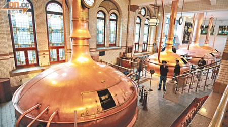 喜力體驗館保留了酒廠原址的大釀酒缸，它們容量認真大得驚人。