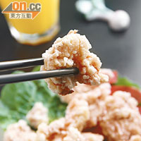 鹽酥雞 $15<BR>手切雞髀肉以台灣醬油、胡椒粉和薑等醃得入味，炸粉中亦加入台灣太白粉，外皮香脆，雞肉保持嫩滑。