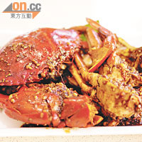 聞名亞洲的胡椒蟹用料十足，好味得連手指也幾乎吃掉，售SG$5（約HK$31）/100g。