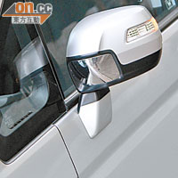 左邊側鏡殼加入了反射鏡，減少車頭左前方盲點位。