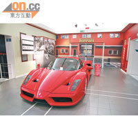 為凸顯Enzo Ferrari的矜貴身份，展館特別加有廠房古老正門作背景。