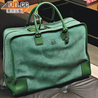 LOEWE深綠×淺綠色旅行袋 $25,850（f）