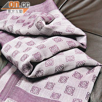 LOEWE紫×淺灰色圖案絲巾 $2,850（f）