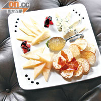 Quinary Cheese Platter $188<BR>藍芝士、羊奶芝士配上又薄又脆的法式多士，另有蜜糖Caviar，甜甜的，令芝士味道層次更豐富。