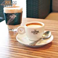 除了特別款式的咖啡，餐廳亦有傳統咖啡供應，個人推介必試Chai Latte。<br>（前）Macchiato 75 Baht、（約 HK$19）/小杯、（後）Chai Latte 120 Baht、（約HK$30）/小杯