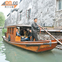 平江河上的都是搖櫓船，以人手推動懷舊風味。