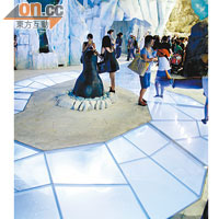 透明地台以上層耐磨玻璃加下層阿加力膠組合而成，並設計成浮冰形狀。