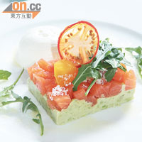 Marinated Tasmanian Salmon with Guacamole, Coconut-olive Oil Powder, Horseradish Cream, Frozen Cooked Egg Yolk $210（e）三文魚以刁草和海鹽醃過夜，另加鰐梨、牛油果、番茄和檸檬汁等拌勻。