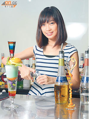 剛修讀完暑期興趣班的學員Jessica將會繼續學習調酒基本課程。她表示課堂上學到很多流行的雞尾酒製作方法，導師更會教授運用創意作出變化。