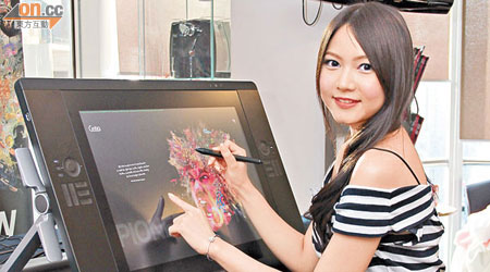 時裝設計師Lilian大讚CintiQ 24HD touch畫面清晰，可以手指和繪圖筆操作。