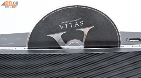 內置食碟式CD機，可直播音樂CD。
