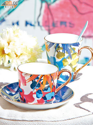 富有油畫風格的茶杯套裝，以橙紅、鮮黃和亮藍為主調，搭上隨意的畫風，洋溢夏日氣息。（前）$200、（後）$150