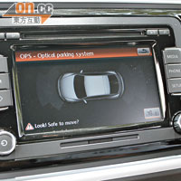 中控台設有彩色屏幕，並連接了泊車感應系統。