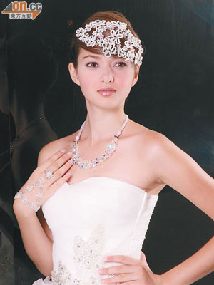 白色雪紡綴閃片婚紗 $380、仿珍珠頭飾 $10、水晶頸鏈 $10、水晶首飾 $10