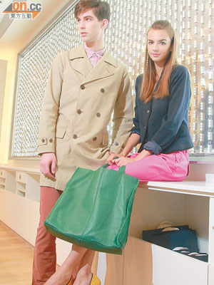 On Pawel：粉紅色恤衫 $249、杏色乾濕褸 $799、橙啡色洗水長褲 $499<br>On Yulia：藍色西裝褸 $699、粉紅色長褲 未定價、黃×藍色Loafers $379、綠色真皮Tote Bag $1,129