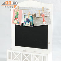 Zacca店常見的擺設，小小Notice Board，結合黑板和夾相功能，下方儲物架更可用來存放相片。$390（c）