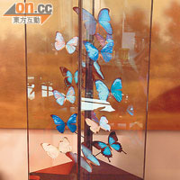 來自法國的蝴蝶標本裝飾，從不同角度觀看，蝶翼會展現不同光影，效果漂亮。$23,000
