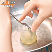 2. 把杯子放進熱水，令所有材料融於一起。