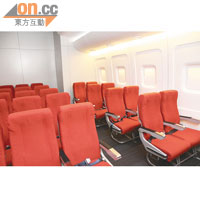 Dream Airways模擬飛機艙內有33張1:1的機艙座椅，像真度高。