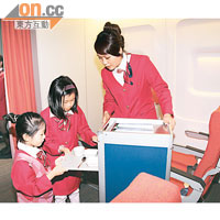 在Dream Airways，小朋友將會化身小空姐，與空中服務員一同派餐。