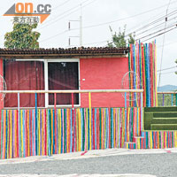 民宿建築貫徹彩虹風格，每間屋就是一間房，每晚只需500Baht（約HK$125）起。