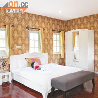 房間布置貫徹民宿的歐洲風格，簡單整潔。