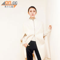 Cape-like coat$12,990<BR>Sweater    $4,590<BR>Pants$5,190<BR>Shoes未定價