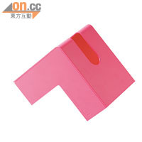 把長形紙巾盒屈曲成V形，別樹一格，配上粉紅色調，更加搶眼！$158（b）